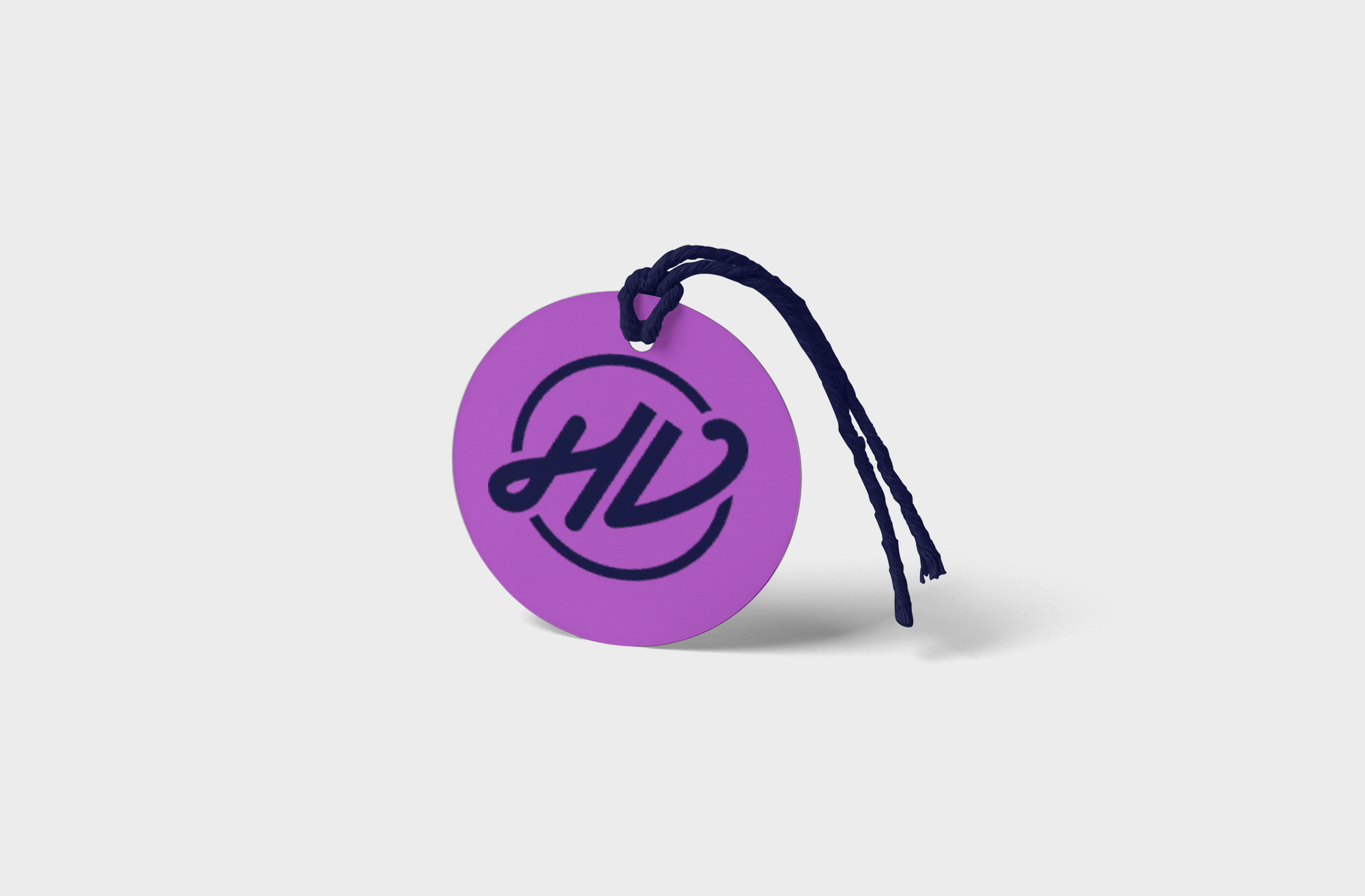 Tag circular violeta com monograma navy